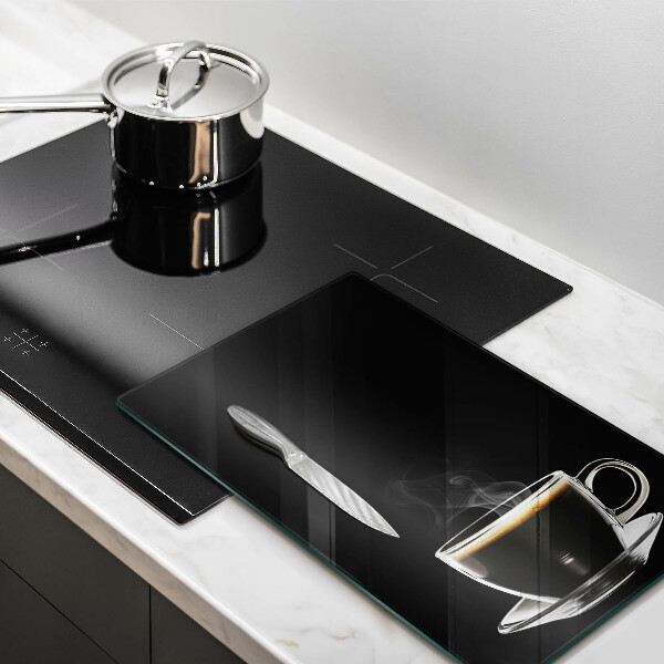 Skärbräda i glas Ett glas varmt kaffe