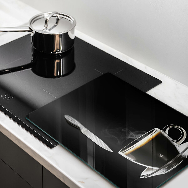 Skärbräda i glas Ett glas varmt kaffe