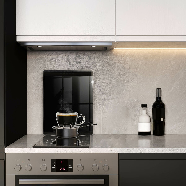 Skärbräda i glas Ett glas varmt kaffe