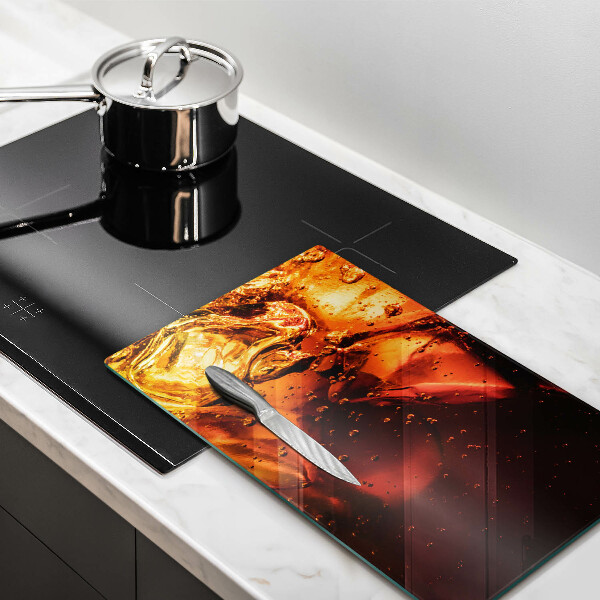 Skärbräda i glas Cola drink med is