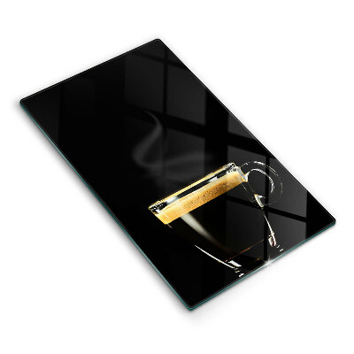 Skärbräda i glas Ett glas svart kaffe