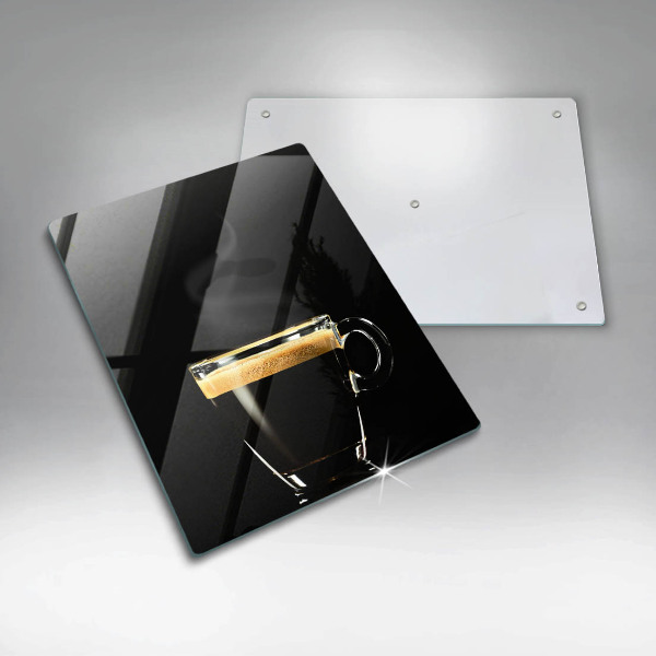 Skärbräda i glas Ett glas svart kaffe