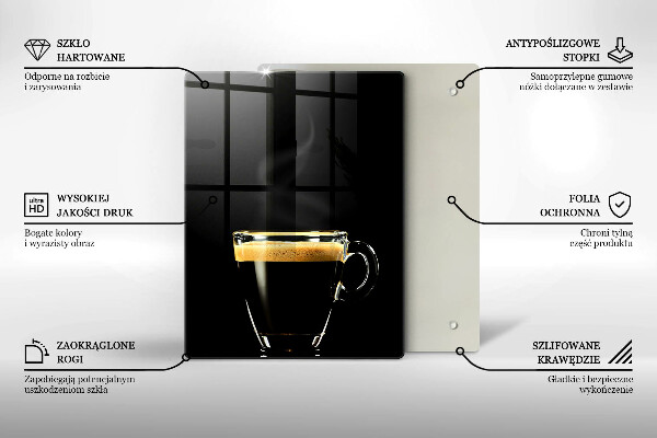 Skärbräda i glas Ett glas svart kaffe