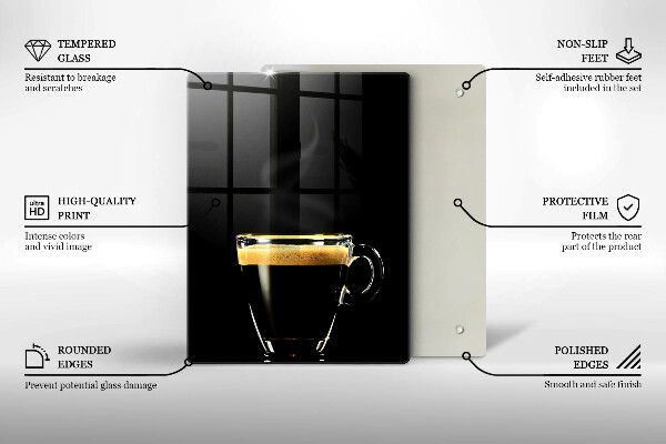Skärbräda i glas Ett glas svart kaffe