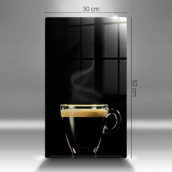 Skärbräda i glas Ett glas svart kaffe