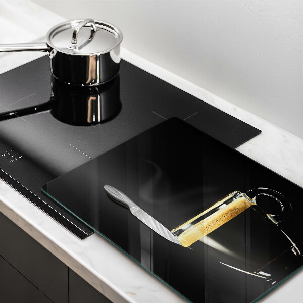 Skärbräda i glas Ett glas svart kaffe