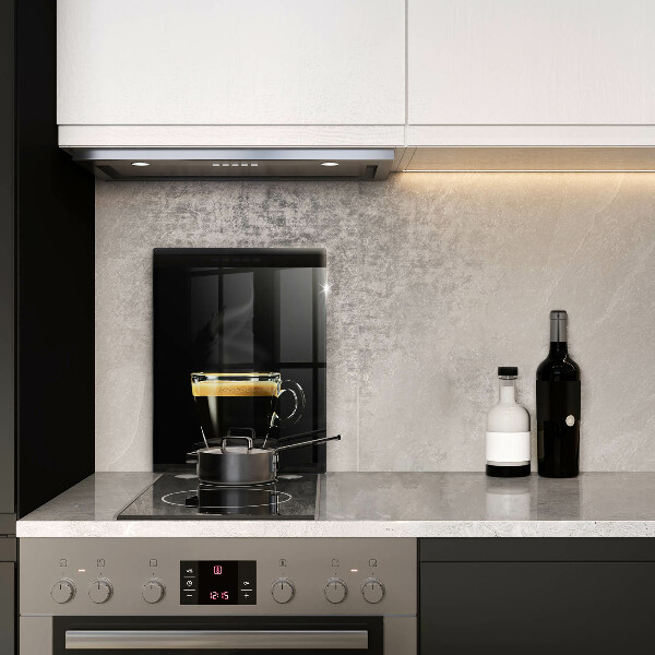 Skärbräda i glas Ett glas svart kaffe