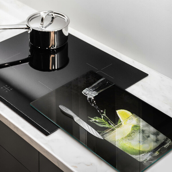 Skärbräda i glas Ett glas vatten