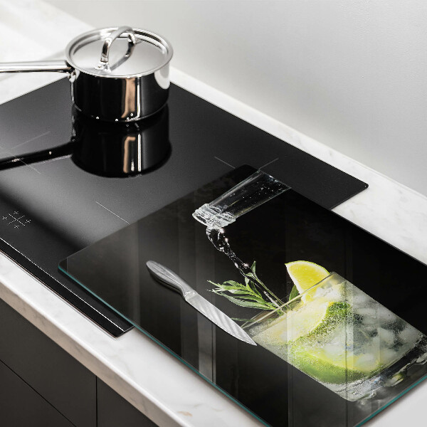 Skärbräda i glas Ett glas vatten