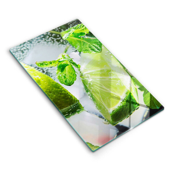 Skärbräda i glas Vatten med lime och is
