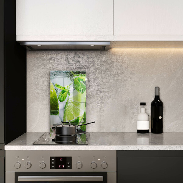 Skärbräda i glas Vatten med lime och is