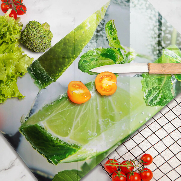 Skärbräda i glas Vatten med lime och is