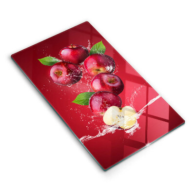 Skärbräda i glas Saftiga äpplen i vatten