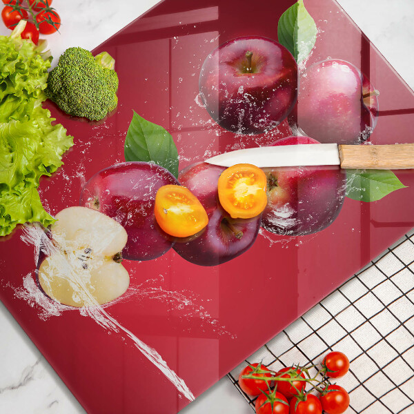 Skärbräda i glas Saftiga äpplen i vatten