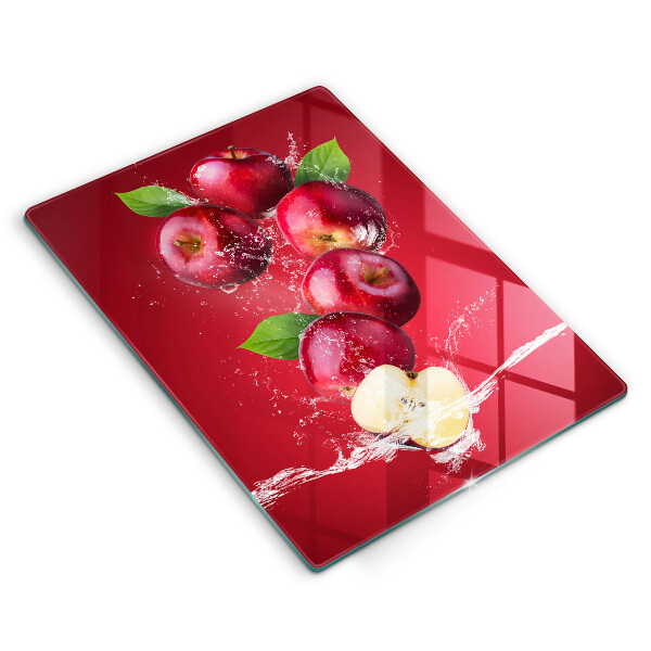 Skärbräda i glas Saftiga äpplen i vatten