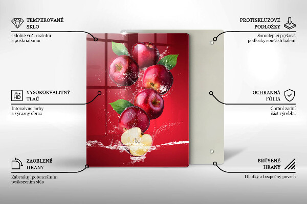 Skärbräda i glas Saftiga äpplen i vatten