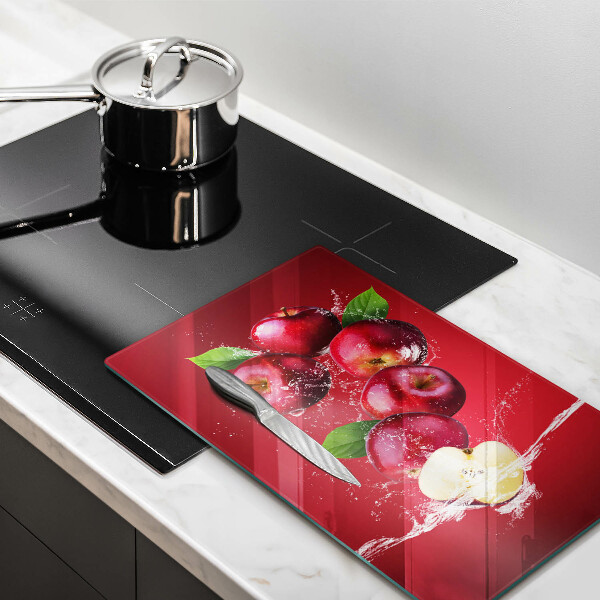 Skärbräda i glas Saftiga äpplen i vatten