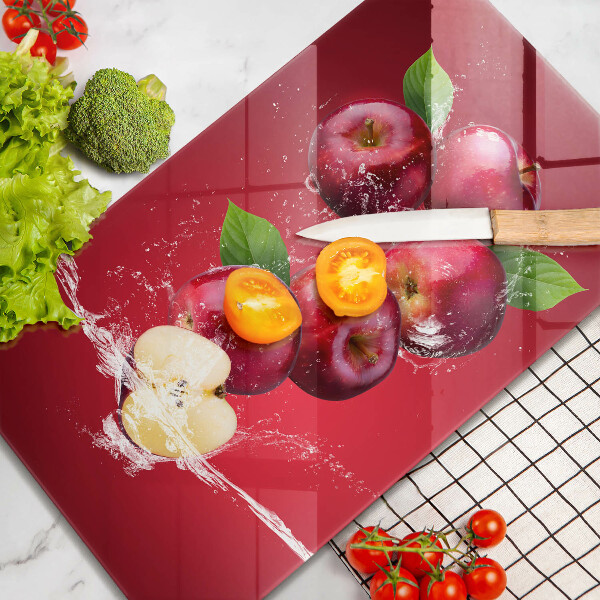 Skärbräda i glas Saftiga äpplen i vatten