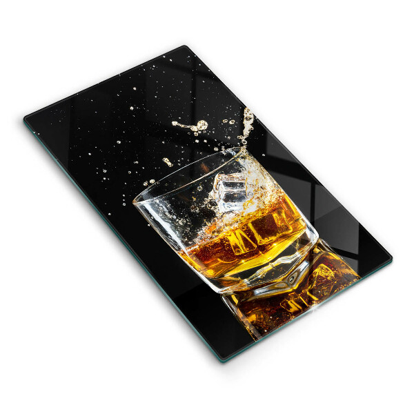 Skärbräda i glas Ett glas whisky