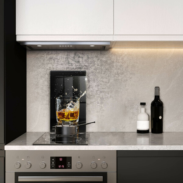 Skärbräda i glas Ett glas whisky