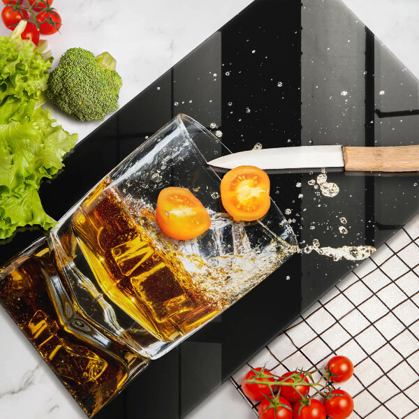 Skärbräda i glas Ett glas whisky