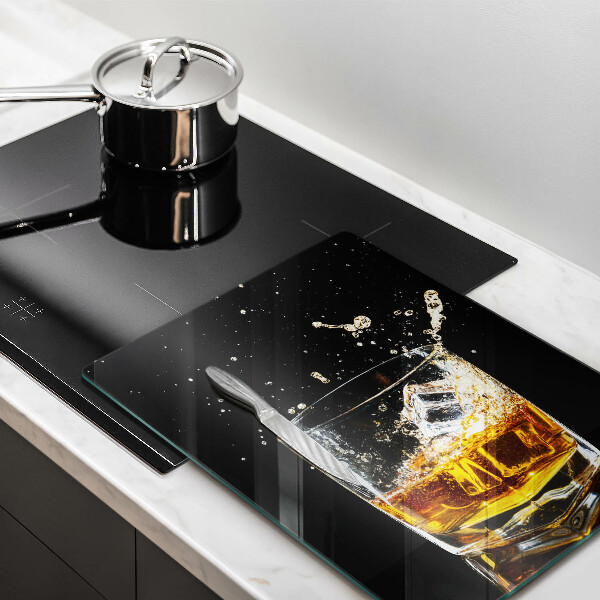 Skärbräda i glas Ett glas whisky