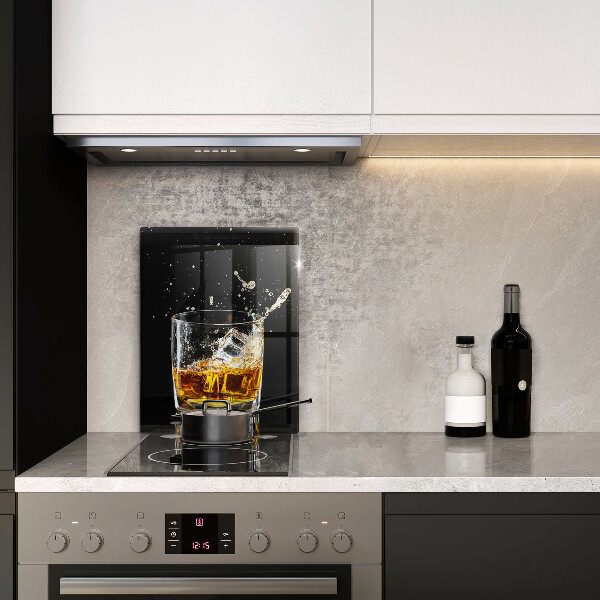 Skärbräda i glas Ett glas whisky