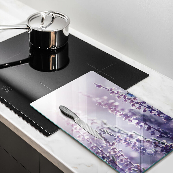 Skärbräda i glas Vildblommor och en fjäril