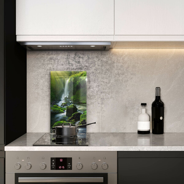 Skärbräda i glas Vattenfall i djungeln