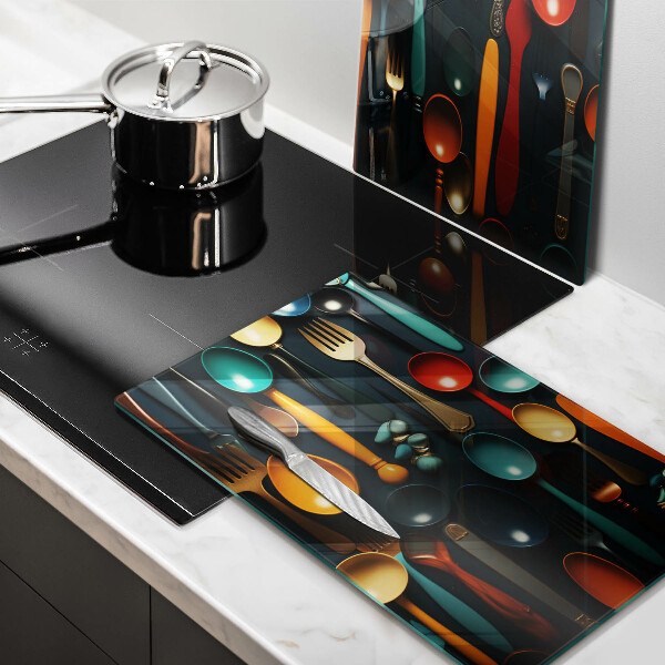 Skärbräda glas Färgglada skedar och gafflar