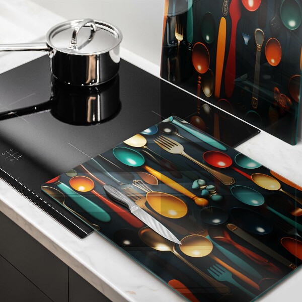 Skärbräda glas Färgglada skedar och gafflar