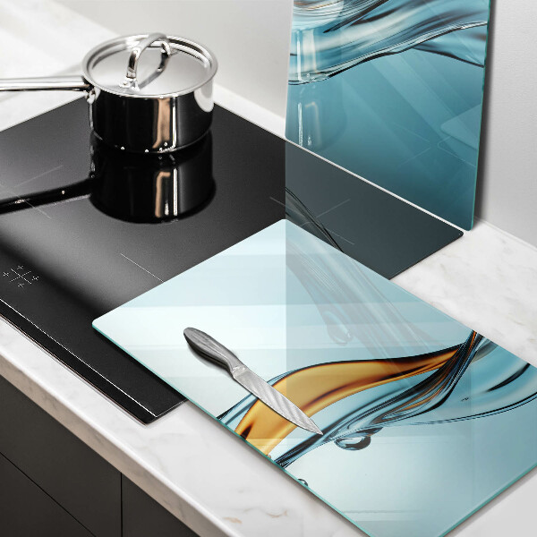 Skärbräda glas Vatten på en blå bakgrund