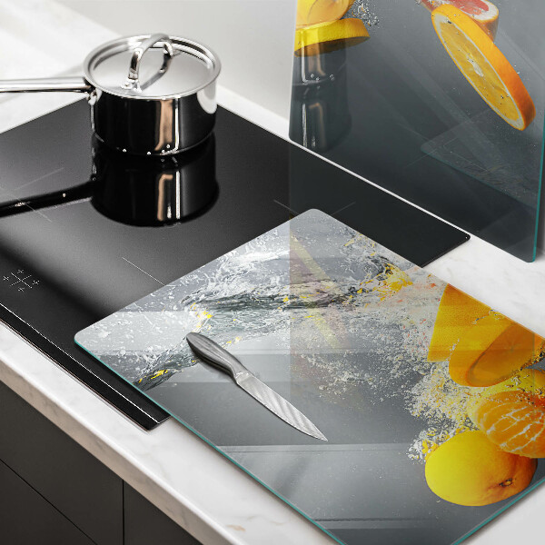 Skärbräda glas Citroner i vatten