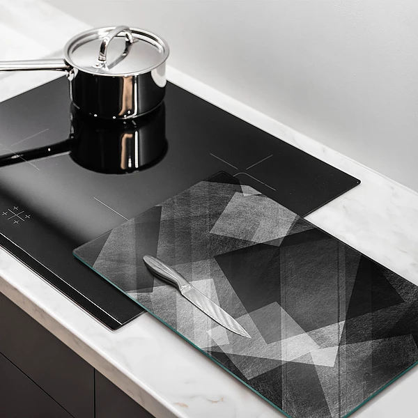 Glasskärbräda med geometrisk abstraktion