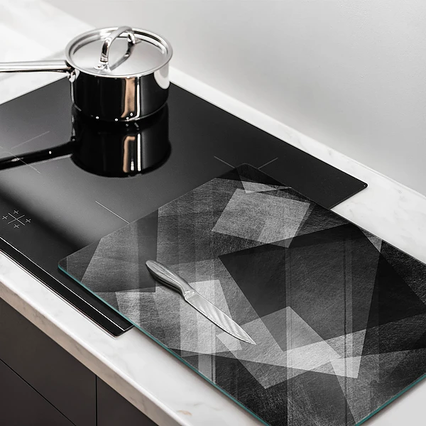 Glasskärbräda med geometrisk abstraktion