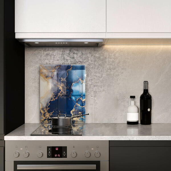 Glasskärbräda med elegant bakgrund och gulddetaljer