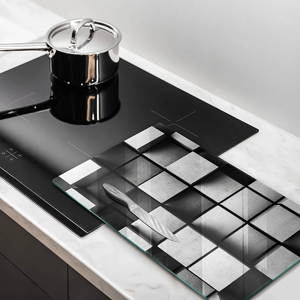 Glasskärbräda med 3D-geometrisk bakgrund
