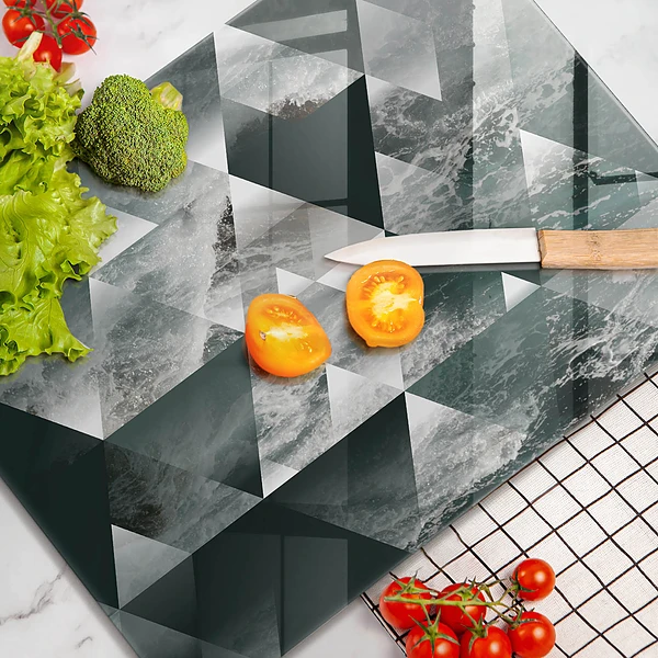 Glasskärbräda med motiv av trianglar och vatten