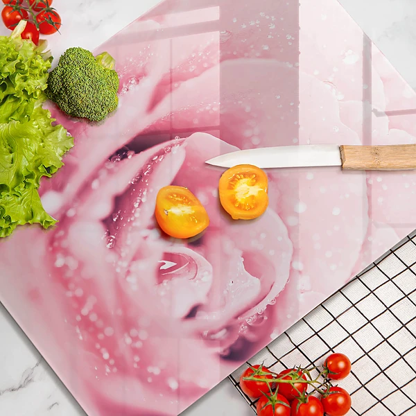 Glasskärbräda med motiv av daggdroppar och rosblomma