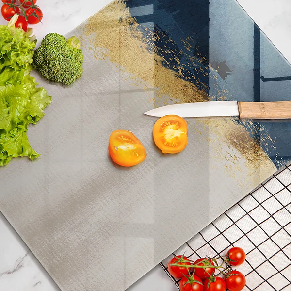 Glasskärbräda med abstrakt guldmönster