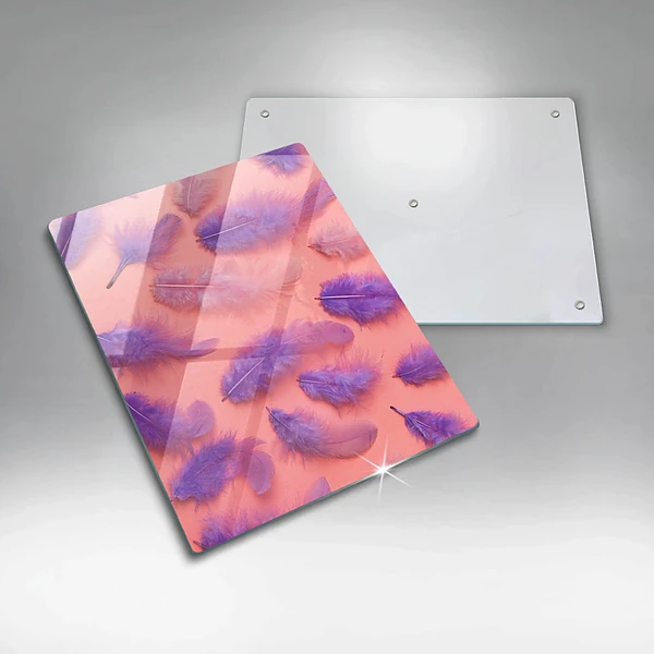 Glasskärbräda med motiv av fluffiga fjädrar