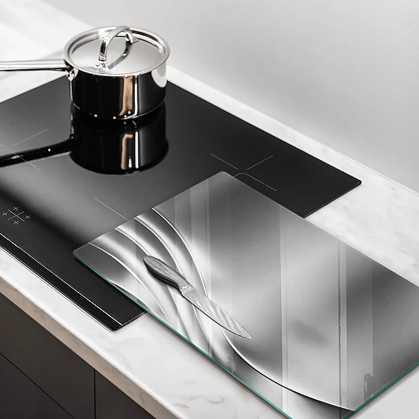 Skärbräda i glas med metallstruktur