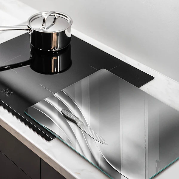 Skärbräda i glas med metallstruktur