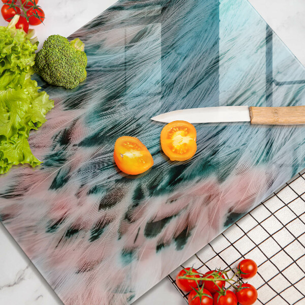 Glasskärbräda med motiv av boho-fågelfjädrar
