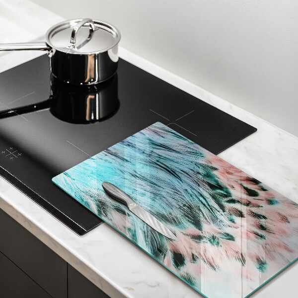 Glasskärbräda med motiv av boho-fågelfjädrar