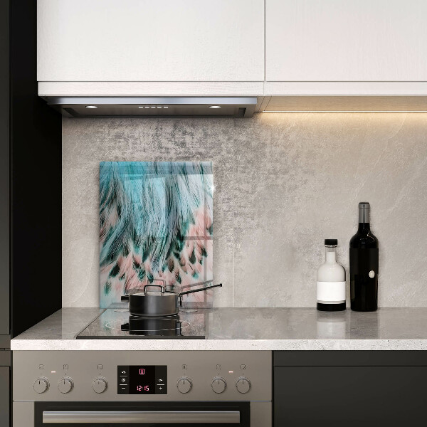 Glasskärbräda med motiv av boho-fågelfjädrar
