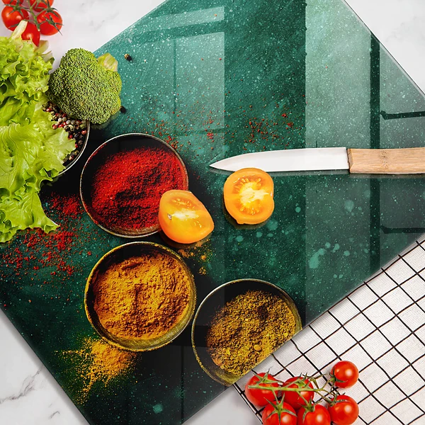 Glasskärbräda med motiv av orientaliska kryddor