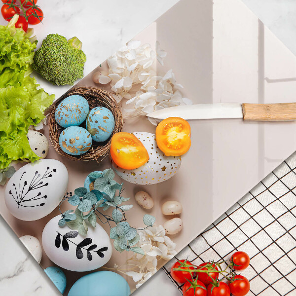 Skärbräda i glas med påskdekoration