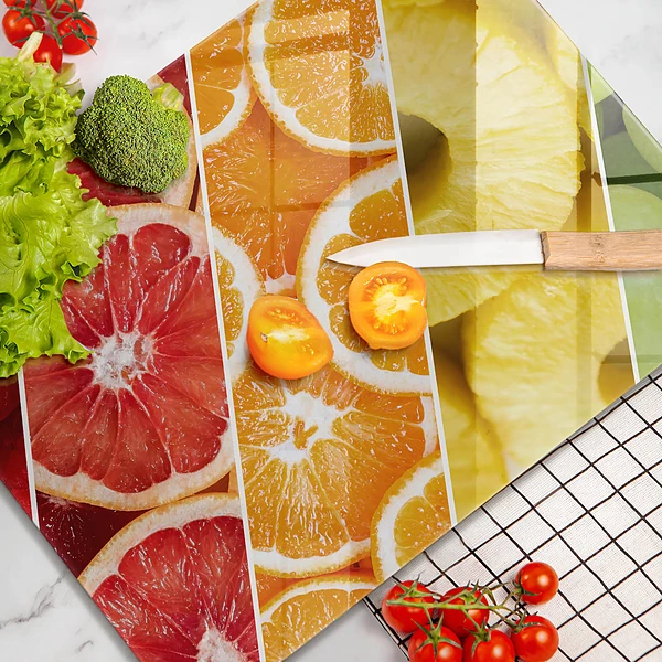 Glasskärbräda med motiv av färgglada frukter