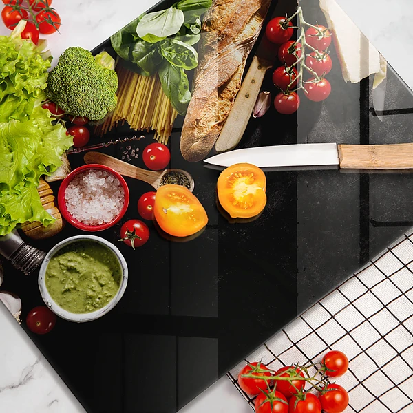 Glasskärbräda med italienska ingredienser och kryddor